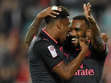 Striker Arsenal, Alexandre Lacazette, merayakan gol yang dicetaknya ke gawang Sydney FC pada laga persahabatan di Stadion ANZ, Sydney, Kamis (13/7/2017). Arsenal menang 2-0 atas Sydney FC. (EPA/Paul Miller)