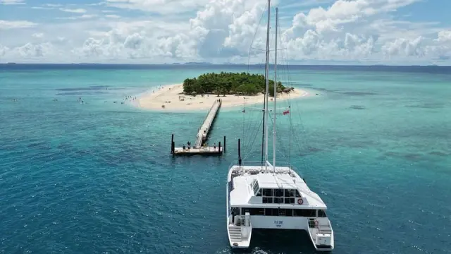 Salah satu pulau di negara Fiji yang terletak di Samudera Atlantik