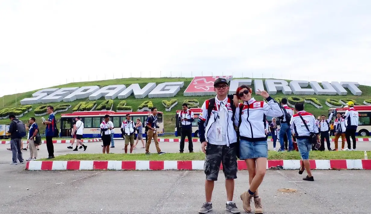 "Saya salah satu cowok beruntung bisa dapatkan Poppy. Dia galak tapi perhatian banget, itu yang saya suka dari dia," kata Ahmad Gussaoki dilansir dari Liputan6. (Instagram/gussaoki)