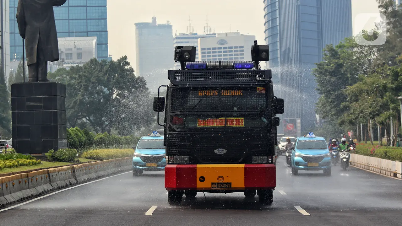 Penyemprotan Jalan Sudirman - Thamrin