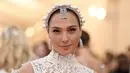 Gal Gadot tampil cantik mengenakan busana renda saat menghadiri Met Gala 2019 bertema Camp: Notes on Fashion di The Metropolitan Museum of Art, New York, Amerika Serikat, Senin (6/5/2019). (Photo by Evan Agostini/Invision/AP)