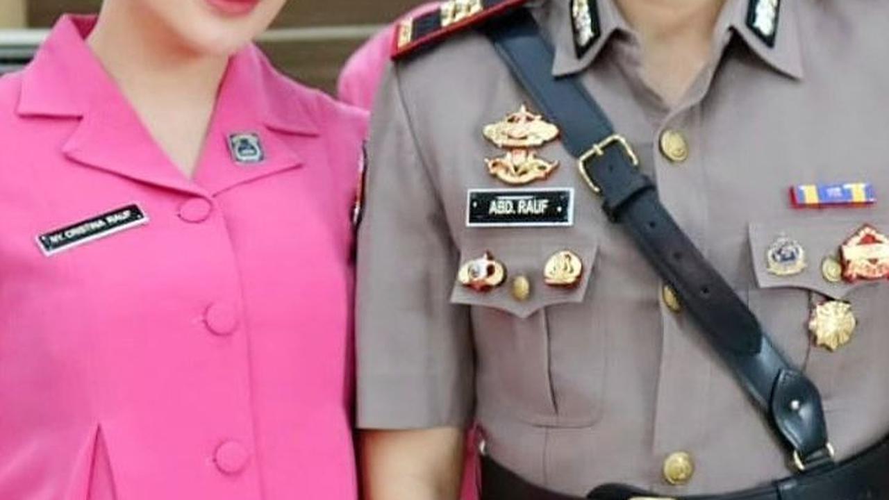 Ketika tengah mengandung, Cristina juga tetap mengikuti serangkaian acara dengan tertib. Seragamnya yang sudah dimodifikasi tetap membuat tubuhnya terlihat ramping.