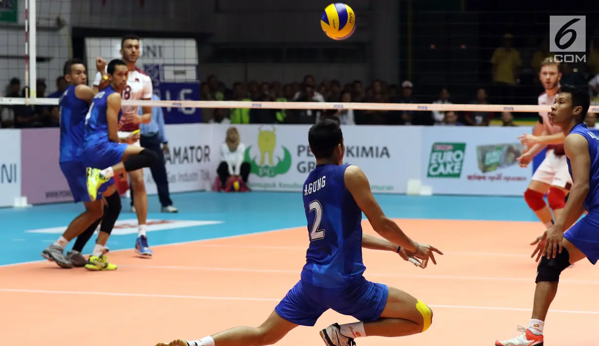  Pemain Timnas voli putra Indonesia, Agung Seganti mengembalikan bola saat melawan Qatar pada Kejuaraan Voli Asia 2017 di GOR Tri Dharma, Gresik, Rabu (26/7). Indonesia unggul 3-2 (24-26, 14-25, 25-20, 25-21, 15-11). (Liputan6.com/Helmi Fithriansyah)
