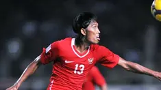 Penyerang Timnas Indonesia, Budi Sudarsono beraksi dalam partai kontra Singapura di ajang AFF Suzuki Cup di Jakarta, 9 Desember 2008. Indonesia kalah 0-2. AFP PHOTO/Bay ISMOYO