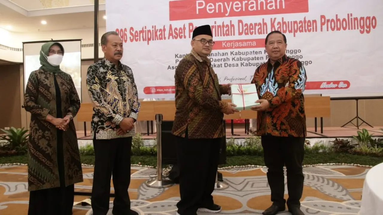 Plt Bupati Probolinggo. Timbul Prihanjoko  (Kanan) menerima Sertifikat  tanah Pemerintah dari  Plt Kepala Kantor Badan Pertanahan Kabupaten Probolinggo Budiono (Istimewa)