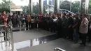 Sejumlah orang mengikuti doa bersama saat peringatan 100 hari penyerangan Novel Baswedan di gedung KPK, Jakarta, Kamis (20/7). Sebelumnya Novel disiram air keras oleh orang tak dikenal seusai menjalankan shalat subuh di masjid. (Liputan6.com/Helmi Afandi)