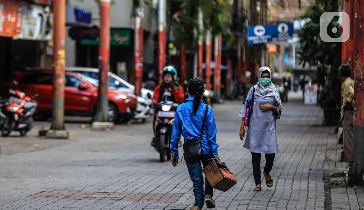 Suasana di kawasan perdagangan Pasar Baru, Jakarta, Jumat (3/4/2020). Sebagian pemilik toko di Pasar Baru memilih menutup usahanya sementara waktu untuk mengantisipasi meluasnya penyebaran virus corona COVID-19. (Liputan6.com/Faizal Fanani)