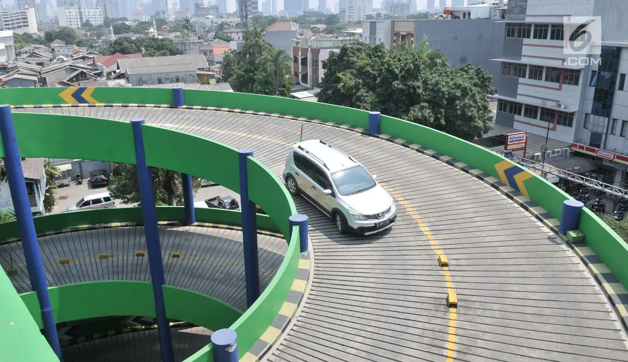 Kendaraan melintasi area parkir di salah satu pusat perbelanjaan di kawasan Jakarta, Selasa (20/8/2019). Pemerintah Provinsi DKI Jakarta tengah mengkaji rencana untuk menaikkan tarif parkir di ibu kota sebagai bagian dari usaha mengurangi kemacetan dan polusi udara. (merdeka.com/Iqbal S Nugroho)