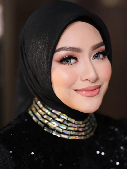 Penampilan cantik lainnya dari Nathalie Holscher. Dalam balutan outfit berwarna hitam, Nathalie menampilkan nuansa makeup bold dengan palet warna netral, yaitu merah muda dan sedikit sentuhan cokelat muda yang membaur sempurna menampilkan fitur-fitur terbaik di wajahnya. Foto: Instagram.