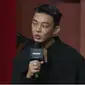 Dengan wajah serius Yoo Ah In berkata, “Seong Wu itu dancer yang hebat. Ia selalu nari di lokasi syuting sampai kami bosan karena dia terus-terusan ngedance. Kami menjulukinya unstoppable dancer.” (Foto: Tangkapan layar YouTube - Netflix).