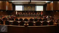 Mahkamah Konstitusi (MK) menggelar sidang putusan UU No Tahun 2015 tentang Pilkada di Gedung MK, Jakarta, Selasa (29/9). MK memperbolehkan daerah dengan calon tunggal untuk melaksanakan pilkada serentak pada Desember mendatang (Liputan6.com/Faizal Fanani)