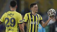 Mesut Ozil. Sempat 2 kali bermain di awal kedatangan Carlo Ancelotti, ia lantas dipinang Arsenal pada 2 September 2013. Mampu bertahan 7,5 musim bersama The Gunners, ia kemudian hijrah ke Fenerbahce pada pertengahan musim 2020/2021 ini. (AFP/Kenan Asyali/Pool)