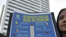 Mahasiswa Universitas Muhammadiyah Prof. Dr. Hamka membentangkan poster berisi kandungan racun dalam rokok saat menggelar kampanye hidup sehat di car free day (CFD), Jakarta, Minggu (8/4). (Merdeka.com/Iqbal Nugroho)