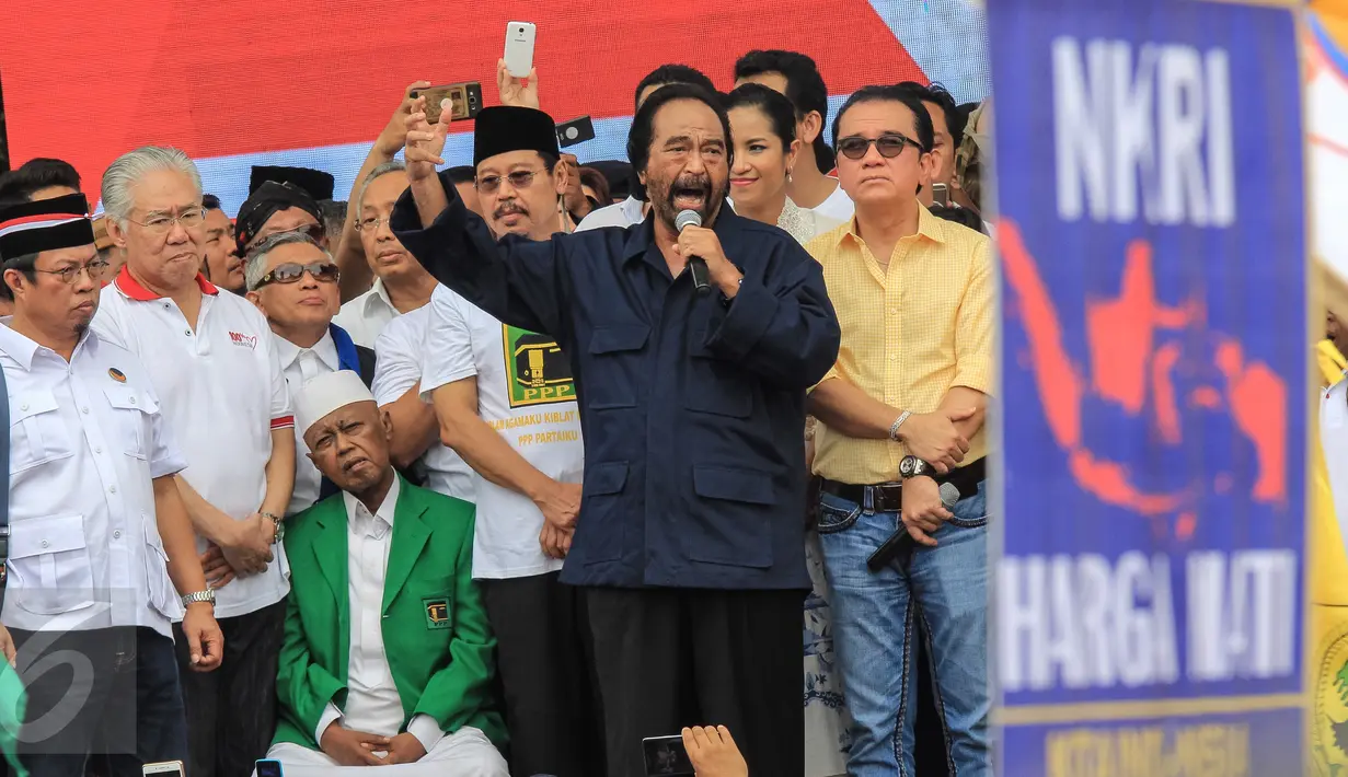 Ketum Partai Nasdem, Surya Paloh berorasi di panggung parade kebudayaan 'Aksi Kita Indonesia' di Bundaran HI, Jakarta, Minggu (4/12). Acara ini diisi dengan parade budaya Indonesia dan orasi tokoh politik nasoional Indonesia. (Liputan6.com/Fery Pradolo)