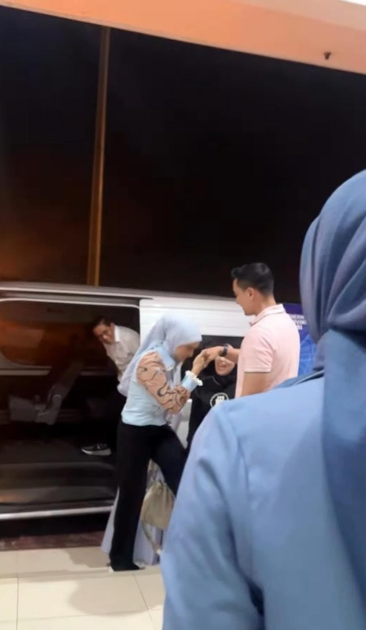 Potret Zumi Zola Sambut Kedatangan Putri Zulkifli Hasan di Jambi, Cium Tangan Saat Bertemu - Pacaran?