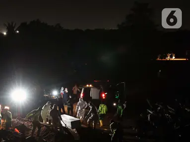 Proses pemakaman jenazah dengan protokol COVID-19 di TPU Pondok Ranggon, Jakarta, Sabtu (19/9/2020). Hingga Sabtu (19/9), angka positif COVID-19 di Indonesia bertambah menjadi 240.687 orang, sembuh 174.350 dan meninggal dunia 9.448. (Liputan6.com/Helmi Fithriansyah)