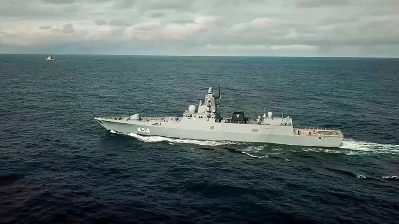 Foto yang diambil dari video yang dirilis Layanan Pers Kementerian Pertahanan Rusia pada 23 Mei 2024 menunjukkan fregat Rusia Laksamana Gorshkov melakukan latihan pertahanan udara di Samudra Atlantik.