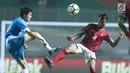 Gelandang Indonesia U-23, M Hargianto (kanan) berebut bola atas dengan pemain Uzbekistan, Alikulov Khusniddin pada laga PSSI Anniversary 2018 di Stadion Pakansari, Kab Bogor, Kamis (3/5). Laga imbang 0-0. (Liputan6.com/Helmi Fithriansyah)