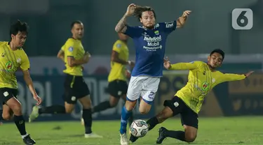 Pemain Persib Bandung, Marc Klok (tengah) berusaha melewati pemain Barito Putera pada laga BRI Liga 1 di Stadion Indomilk Arena, Tangerang, Sabtu (4/9/2021). Persib Bandung menang tipis 1-0 lewat gol telat Marc Klok. (Bola.com/M Iqbal Ichsan)