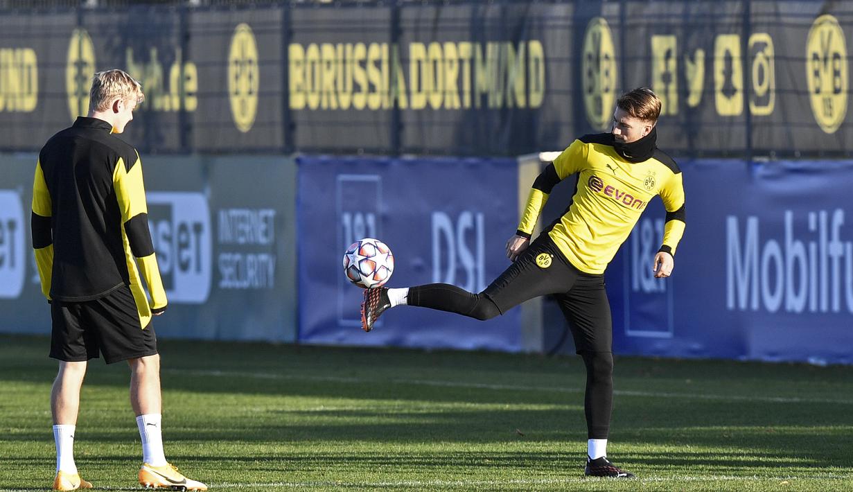 Gelandang Borrusia Dortmund, Marco Reus dan Julian Brandt saat mengikuti sesi latihan tim di tempat latihan di Dortmund, Jerman, Selasa (3/11/2020). Dortmund akan bertanding melawan Club Brugge pada grup F Liga Champions di Jan Breydel Stadion, Belgia. (AP Photo/Martin Meissner)