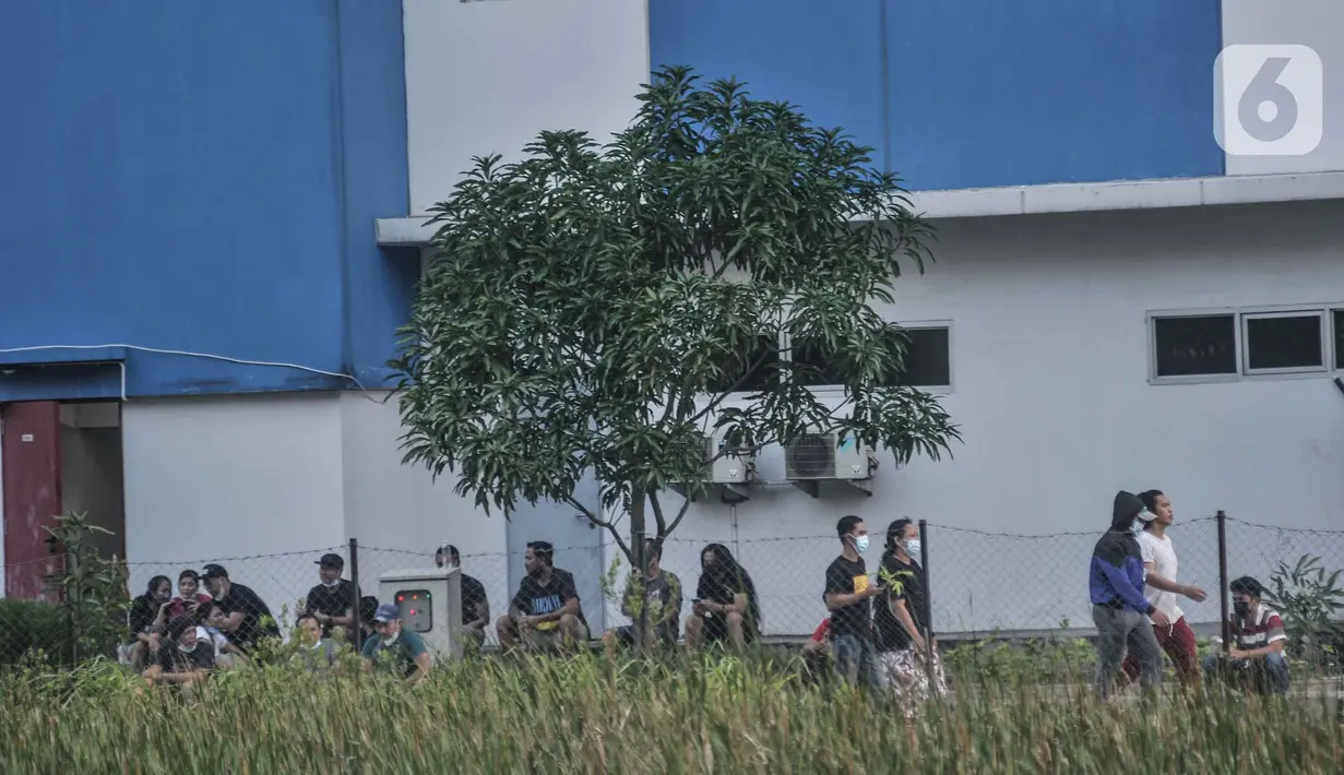 Sejumlah PMI dan WNI dari luar negeri menjalani karantina di Rusun Nagrak, Cilincing, Jakarta Utara, Rabu (5/1/2022). 3.004 PMI atau WNI dari luar negeri menjalani karantina dengan rincian terdiri dari 1.288 pria dan 1.716 perempuan menempati Tower 1, 2, 3, dan 5. (merdeka.com/Iqbal S. Nugroho)