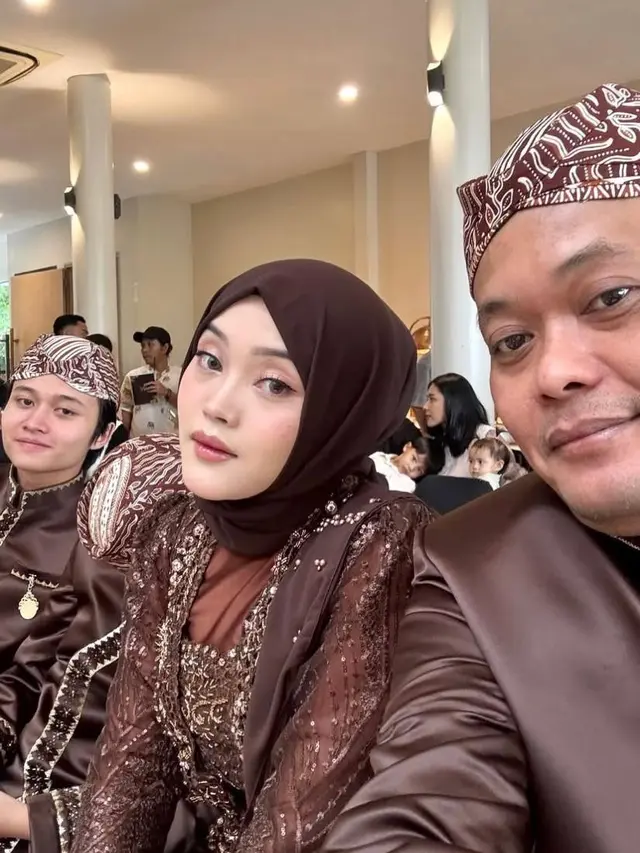 Potret Putri Delina di Tasyakuran 7 Bulan Kehamilan Mahalini, Menawan Dibalut Kebaya Cokelat