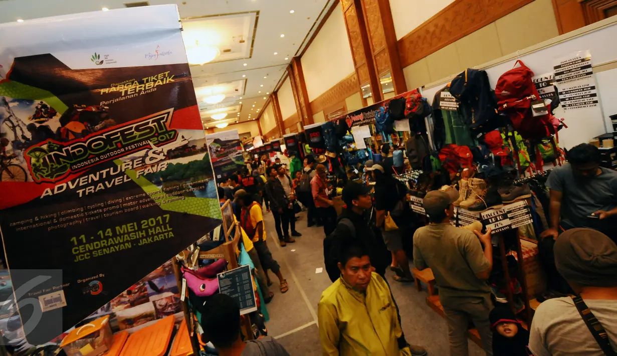 Pengunjung memadati stand pameran Indofest 2017 di Hall B Jakarta Convention Centre, Jakarta, Jumat (12/5). Indofest 2017 memamerkan dan memasarkan sejumlah produk berkegiatan di alam bebas. (Liputan6.com/Helmi Fithriansyah)