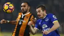 Gelandang Hull, Ahmed Elmohamady, duel udara dengan bek Everton, Leighton Baines, pada laga Liga Inggris di Stadion Kingston Communications, Inggris, Jumat (30/12/2016). (Reuters/Jason Cairnduff)