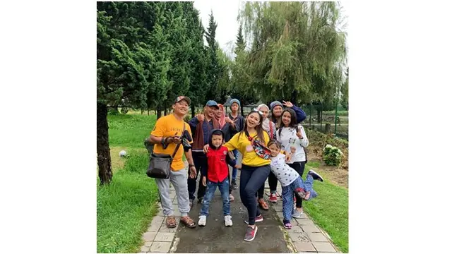otret ceria Ratna Antika bersama dengan keluarga besarnya saat liburan.