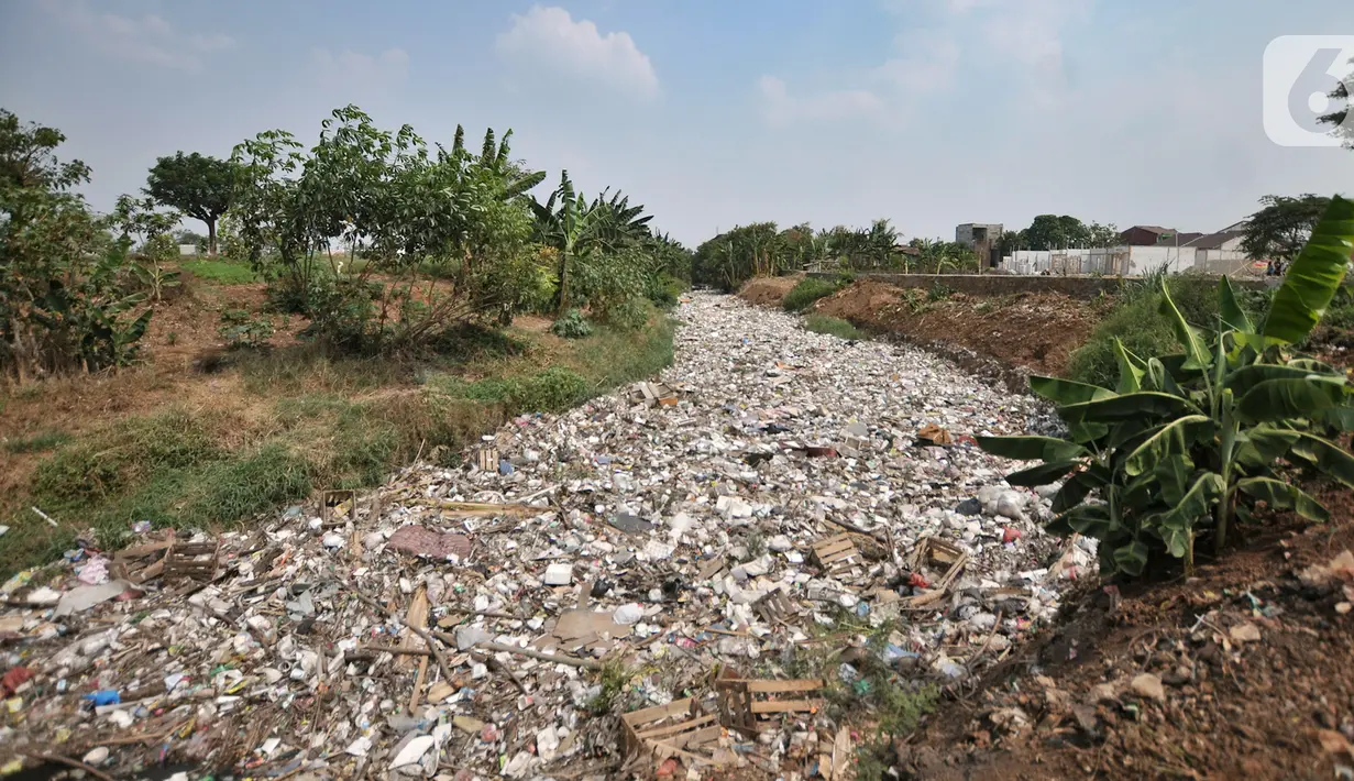 Tumpukan sampah memenuhi Kali Jambe di Desa Satria Jaya, Tambun Utara, Bekasi, Jawa Barat, Kamis (31/10/2019). Sampah tersebut merupakan limbah rumah tangga yang terdiri dari styrofoam, plastik, batang pohon, hingga kasur. (merdeka.com/Iqbal Nugroho)