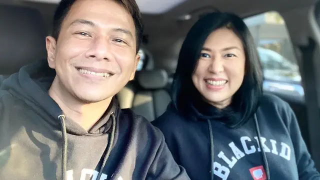 2 Tahun Menikah, Ini 7 Momen Kemesraan Delon Thamrin dan Istri