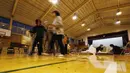 Pengungsi dari Topan Hagibis berada di gym sekolah dasar terdekat di Kota Kawagoe, Jepang (14/10/2019). Puluhan ribu petugas tengah dikerahkan pada 14 Oktober untuk mencari warga yang hilang akibat terjangan Topan Hagibis tersebut. (AP Photo/Eugene Hoshiko)