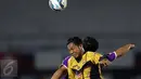 Pesepakbola Mitra Kukar, Syaifullah Maulana menahan pergerakan pemain Persita di turnamen Piala Presiden 2015 di Stadion I Wayan Dipta, Gianyar, Bali, Minggu (30/8/2015). Mitra Kukar menahan imbang Persita 0-0. (Liputan6.com/helmi Fithriansyah)