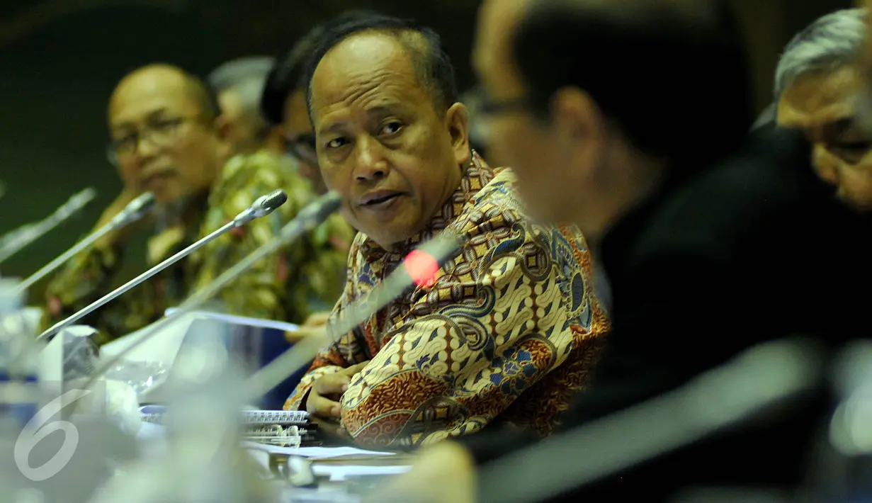 Menteri Riset Teknologi dan Pendidikan Tinggi, M Nasir ketika menghadiri rapat kerja dengan Komisi VII DPR, di Komplek Parlemen, Jakarta, Kamis (22/10). Rapat itu membahas Rencana Kerja Anggaran Kementerian Lembaga (RKAKL) 2016. (Liputan6/Johan Tallo)
