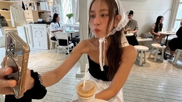 Lee Hyo Jong, pemilik toko roti dan kafe berusia 52 tahun di Seoul, Korea Selatan ini menjadi viral baru-baru ini, karena awet muda. (Oddity Central)