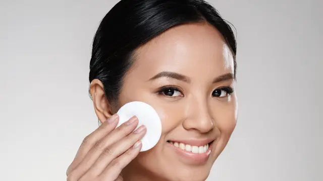 Ilustrasi membersihkan wajah