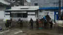 Sebelumnya, tanggul sepanjang 20 meter ini jebol akibat tingginya debit air di aliran sungai. (merdeka.com/Arie Basuki)