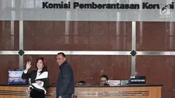 Dokter Sonia Wibisono menyapa awak media usai menjalani pemeriksaan di gedung KPK Jakarta, Jumat (26/1). Sonia sendiri sebenarnya telah dipanggil KPK, Selasa (23/1) kemarin, namun tidak hadir. (Liputan6.com/Herman Zakharia)