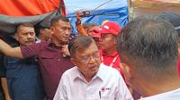 Ketua Umum Palang Merah Indonesia (PMI), Jusuf Kalla mendatangani salah satu pengungsian korban kebakaran Kemayoran. (Tim News).