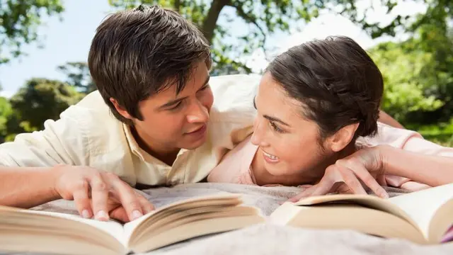 Ilustrasi membaca buku bersama/freepik.com/WavebreakMedia