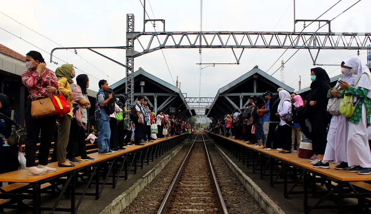 Calon penumpang menunggu kereta commuter line di Stasiun Manggarai, Jakarta, Kamis (13/2/2020). Rekayasa perjalanan KRL dijadwalkan berlangsung 11 hari, kurun waktu 13-23 Februari 2020. (merdeka.com/Magang/Muhammad Fayyadh)