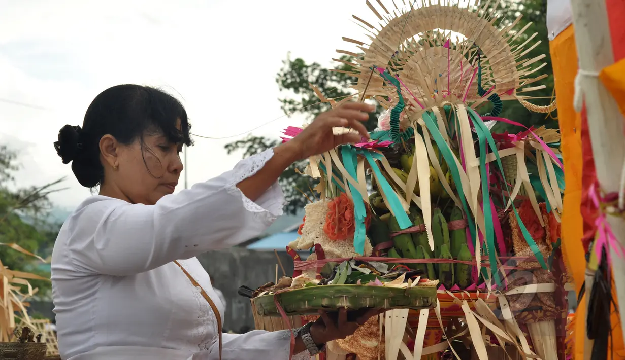Seorang umat Hindu melaksanakan ritual Melasti di Palu, Sulawesi Tengah, Kamis (19/3/2015). Ritual ini dilaksanakan untuk penyucian diri menyambut perayaan Hari Raya Nyepi Tahun Baru Saka 1937 pada Sabtu (21/3) mendatang.  (Liputan6.com/Dio Pratama)