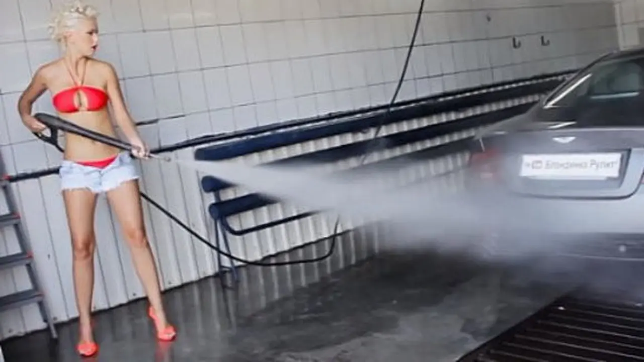 Cuci mobil ala model playboy
