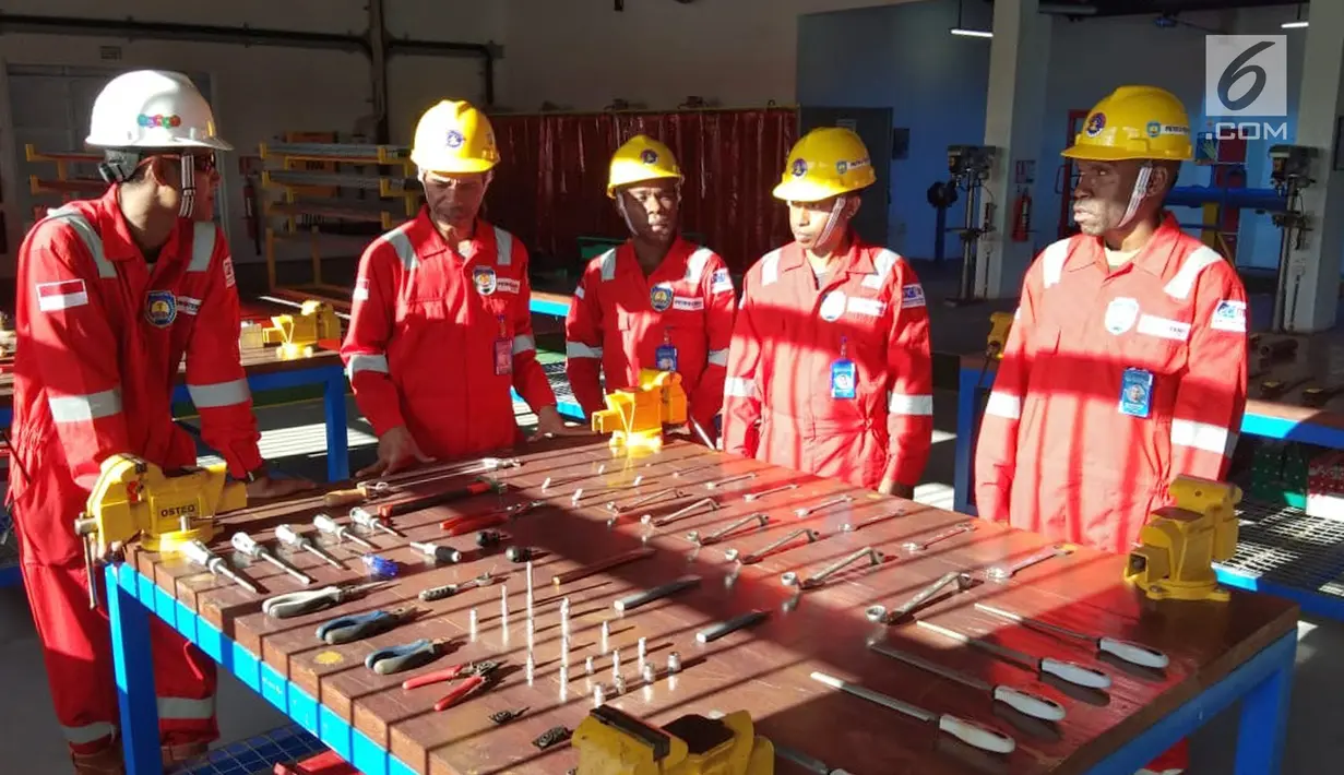 Instruktur berbicara dengan siswa pelatihan angkatan pertama P2TIM-TB di Kampung Deimes, Bintuni Timur, Papua Barat (23/7). Pemerintah bekerjasama dengan PT. Petrotekno adakan pelatihan teknik industri dan migas. (Liputan6.com/Pool/Febri)