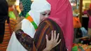 Baby Margaretha berpelukan dengan kerabatnya di Bandara Sukarno Hatta saat akan berangkat ke Tanah Suci, Jakarta, Kamis (5/6/2014) (Liputan6.com/Panji Diksana)