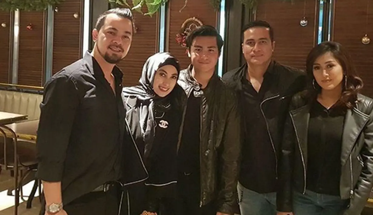 Pemandangan membuat haru warganet baru saja terlihat dari unggahan foto yang diunggah Adjie Pangestu dan istrinya Novita Petria. Potret dua keluarga yang terlihat kompak. (Instagram/adjiepangestu)