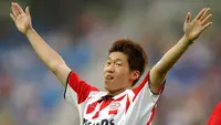 Meski belum sementereng para pemain Afrika atau Amerika Latin, namun masih ada segelintir pemain asal Asia yang mampu beprestasi di liga top Eropa, seperti di Liga Belanda. Tercatat ada 5 pemain asal Asia yang mampu menjuarai Eredivisie di Liga Belanda. Siapa saja? Yuk disimak uraiannya. (AFP/Emmanuel Dunand)
