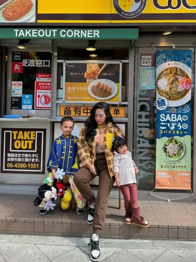 6 Gaya Rachel Vennya Liburan di Jepang Bareng Buah Hati, Tuai Pujian dengan Busana Tertutup