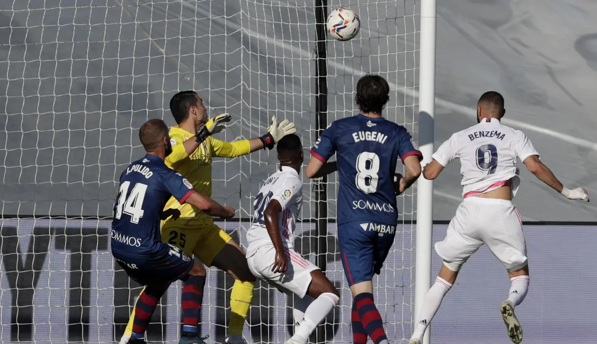 Penyerang Real Madrid, Karim Benzema, berusaha mencetak gol ke gawang Huesca pada laga lanjutan Liga Spanyol di Stadion Alfredo Di Stefano, Sabtu (31/10/2020) malam WIB. Real Madrid menang 4-1 atas Huesca. (AP Photo/Manu Fernandez)
