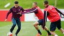 Pemain Timnas Inggris Alex Oxlade Chamberlain (kiri) dan  Phil Jagielka (tengah),  mengikuti latihan di  St. George’s Park, Inggris, Rabu (07/10/15). (Reuters / John Sibley)